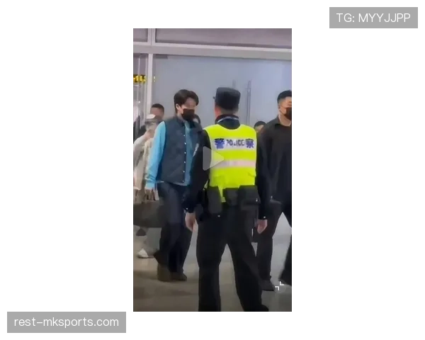 王楚钦出机场拎的包比我家月供还贵，路人都看傻了